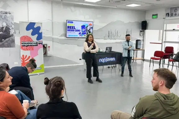 Destinado a jóvenes, dictan taller sobre cómo usar la <b>Inteligencia Artificial</b> para emprender thumbnail