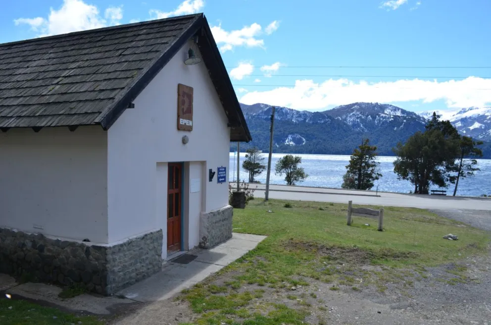 La actual central del EPEN, frente al lago en Villa Traful.