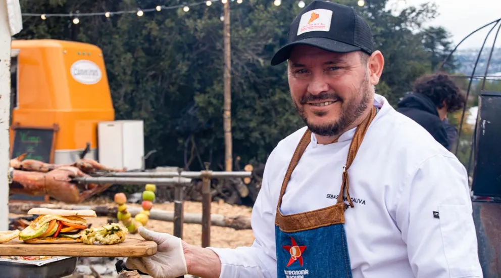 Sebastián Caliva es embajador de la gastronomía neuquina, un sello que porta con orgullo y pasión por los productos locales.