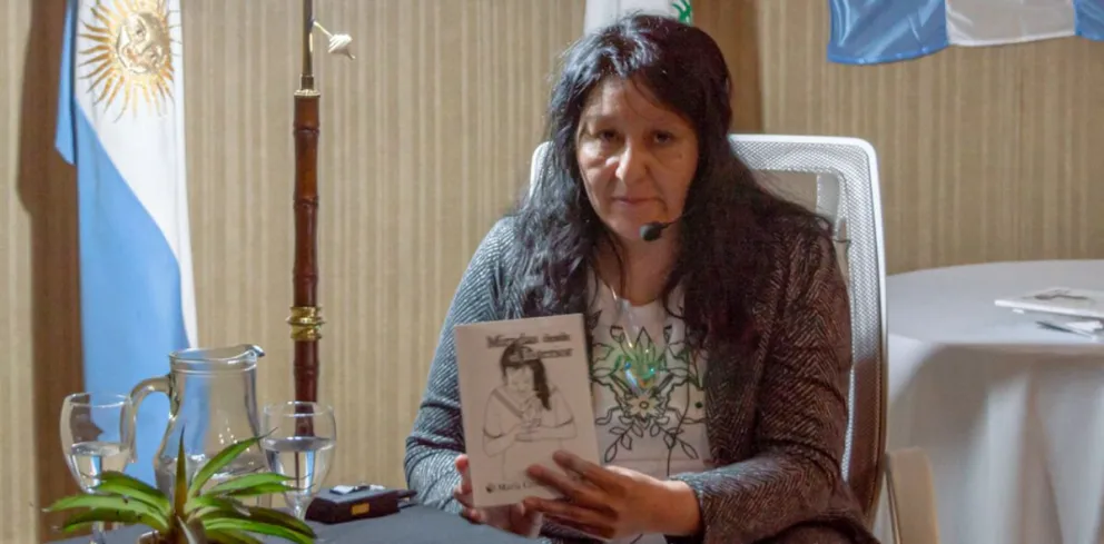 La autora María Cristina Villar presentó su libro “Miradas Desde el Interior”. 