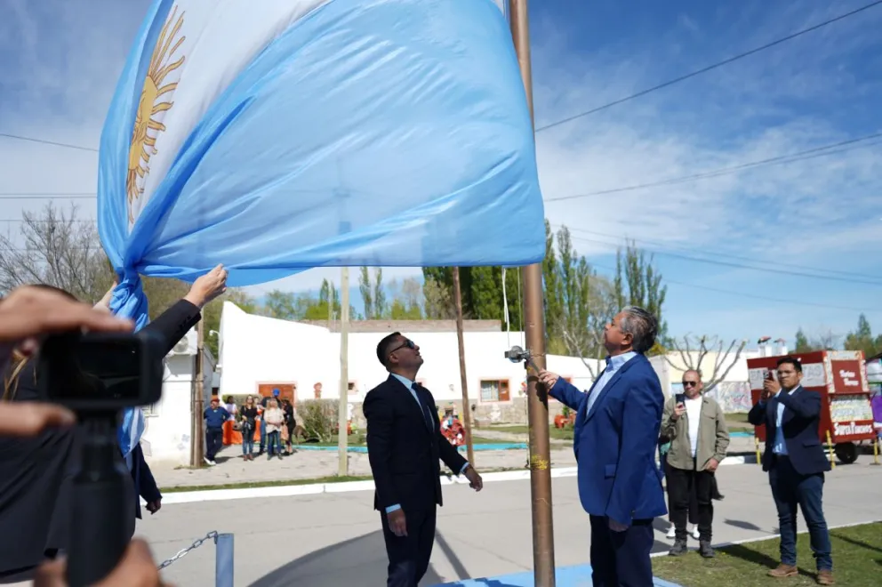 El gobernador Rolando Figueroa junto al intendente, en el aniversario de Mariano Moreno.