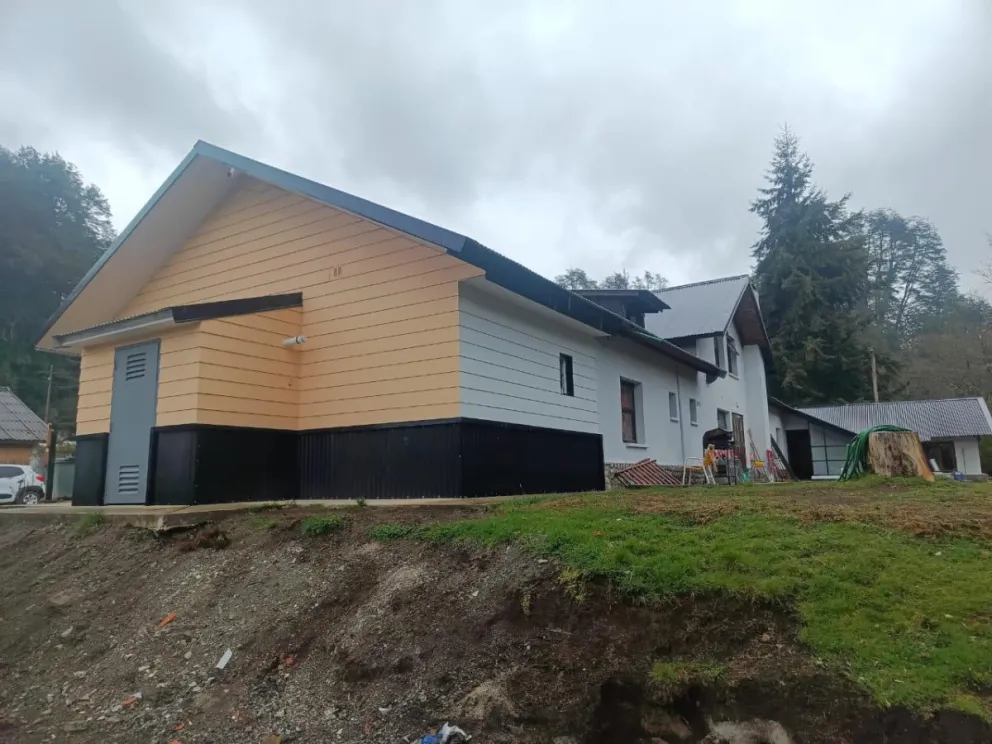 En el hogar Gregorio Álvarez de Villa la Angostura están finalizando los trabajos de pintura exterior, marcando la culminación de una obra de gran importancia.
