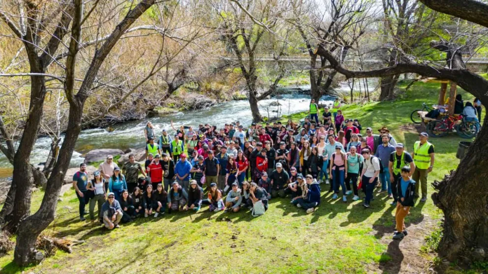Estudiantes participaron de la jornada de limpieza de las costas del río Agrio y el arroyo Loncopué