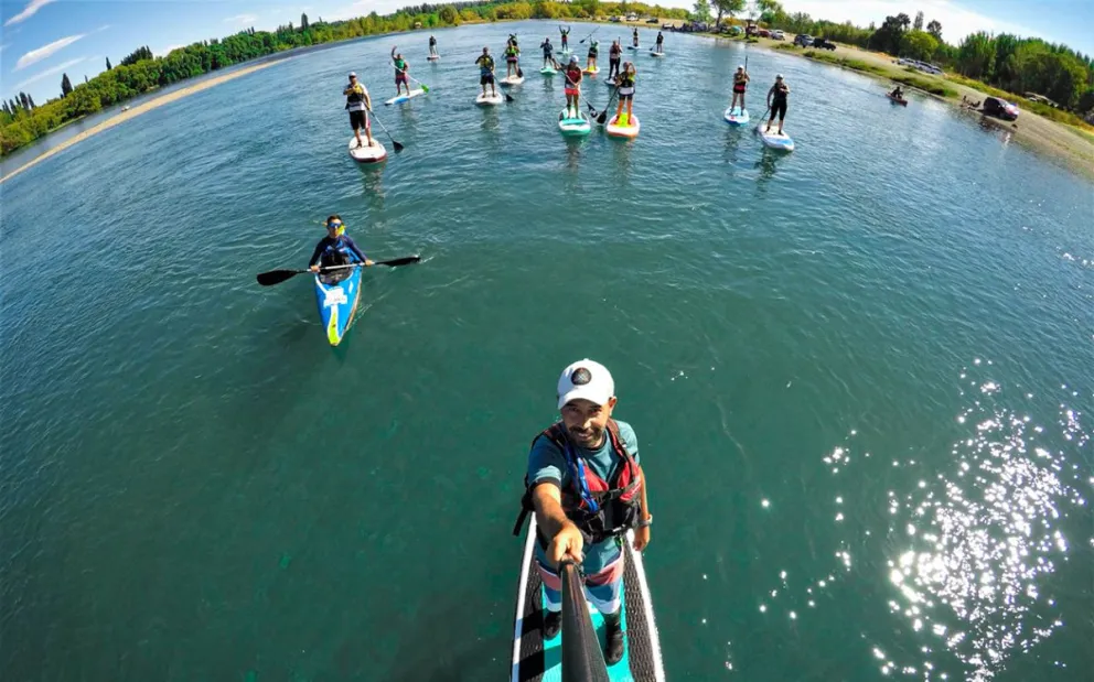 Neuquén es un paraíso natural que invita a explorar sus aguas cristalinas y una de las opciones es a través del Stand Up Paddle (SUP).
