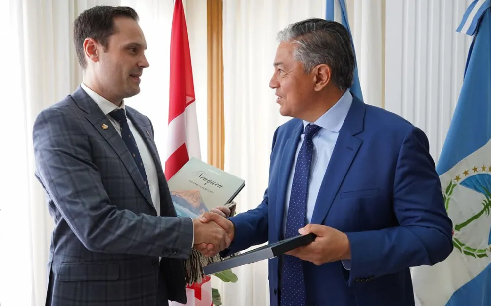 El gobernador Rolando Figueroa se reunió con el ministro de de Trabajo, Economía y Comercio del Estado de Alberta (Canadá), Matt Jones, durante su visita a la Provincia.