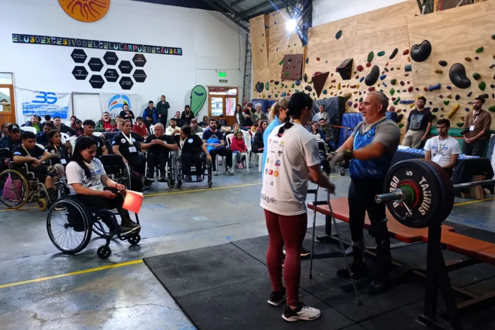La actividad es organizada por las subsecretarías de Discapacidad y de Deportes de la provincia junto con la municipalidad de Centenario. 