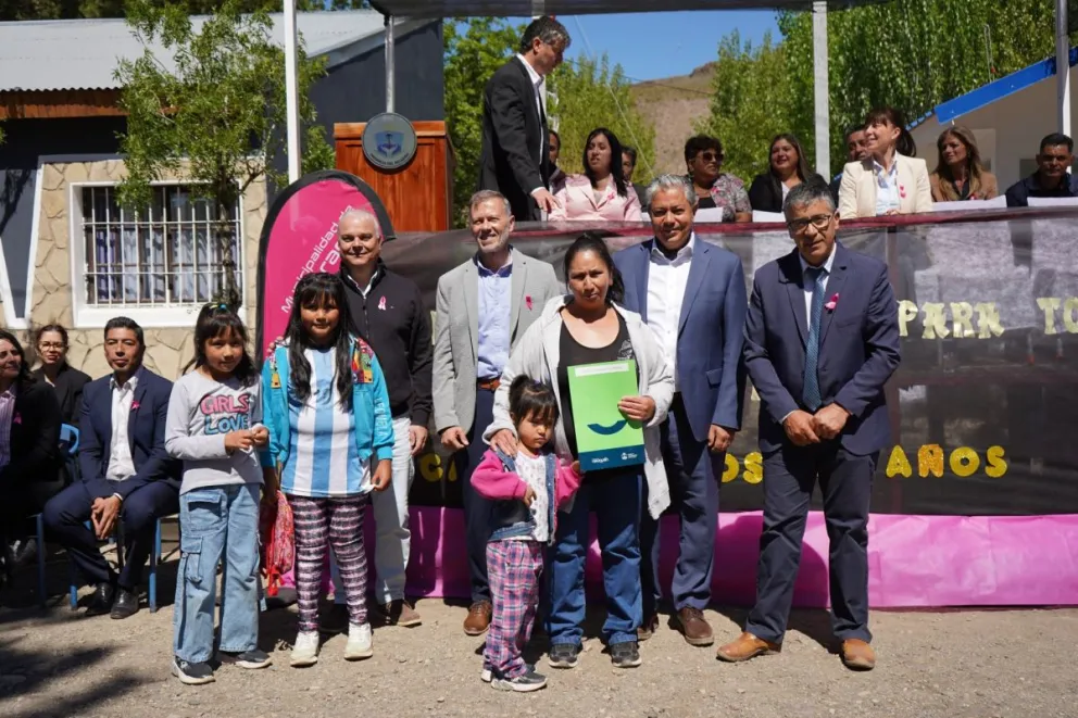 Con anuncio de obras, Figueroa celebró el cumpleaños de Las Coloradas