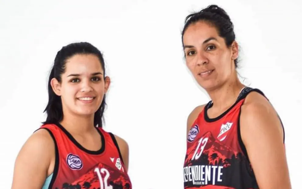 Marisa y Keyla Aguilar, basquetbolistas del club Independiente, cumplieron el sueño de alzar juntas la copa del Torneo Federal Femenino del Básquet Argentino.