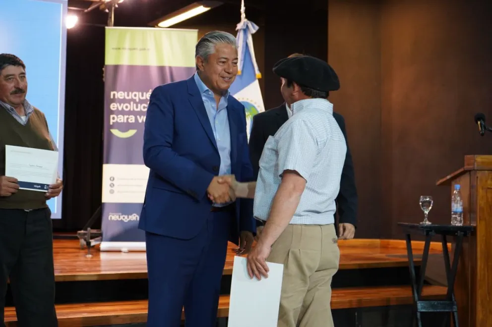 El gobernador Rolando Figueroa entregó créditos a crianceros para la veranada.
