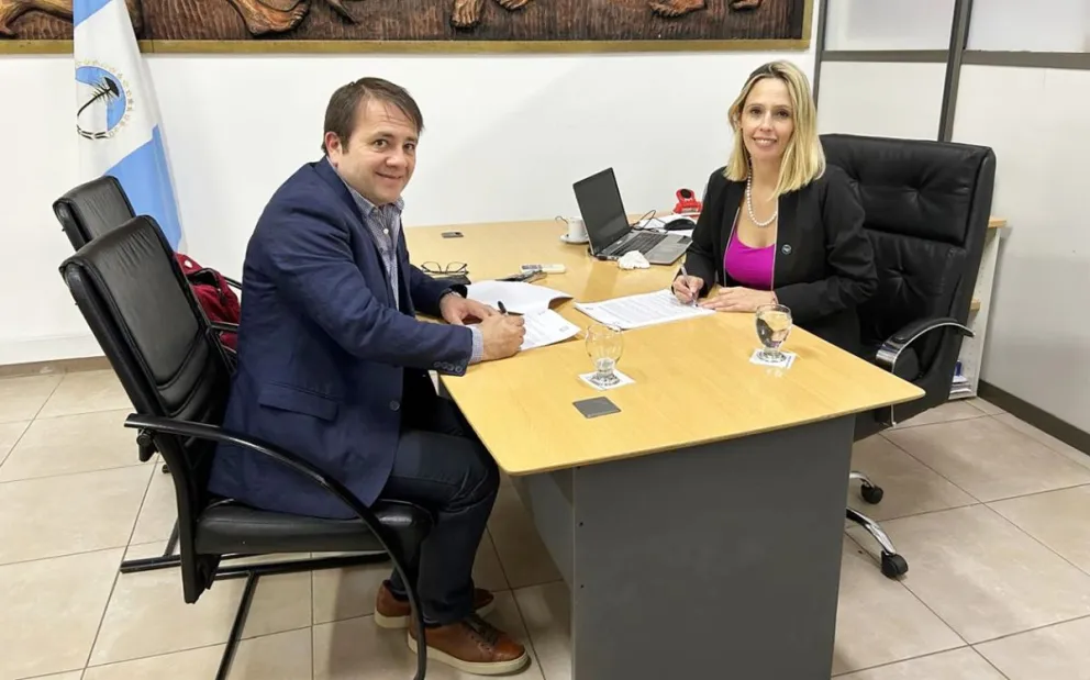 El acuerdo fue firmado por la subsecretaria de Turismo, Silvana Cerda, y por el decano de la Facultad de Turismo, Carlos Espinosa, 