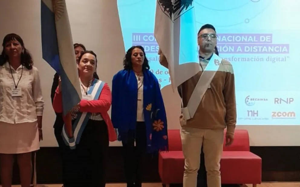 Vanesa Sanhueza, abanderada del III Congreso Internacional de Redes y Comunicación a Distancia del Garrahan. 