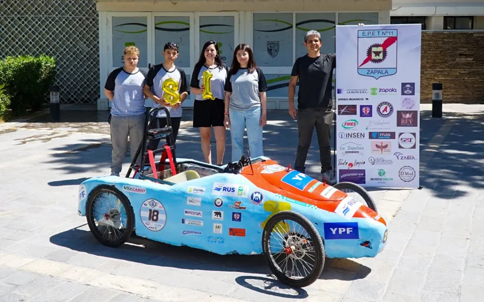 El auto de la EPET 11 competirá con el N°18 y se lo puede apoyar en la página oficial de Facebook “Desafío ECO YPF” para que gane posiciones en la carrera.