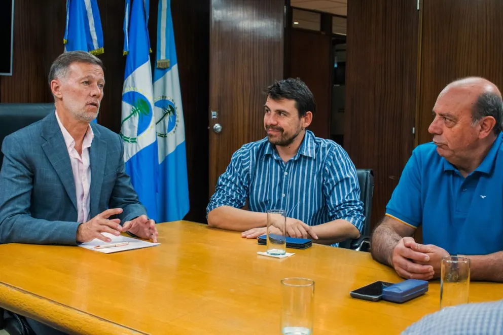 El ministro de Infraestructura se reunió con el defensor adjunto del Pueblo Emmanuel Guagliardo y el foro en defensa de los ríos.