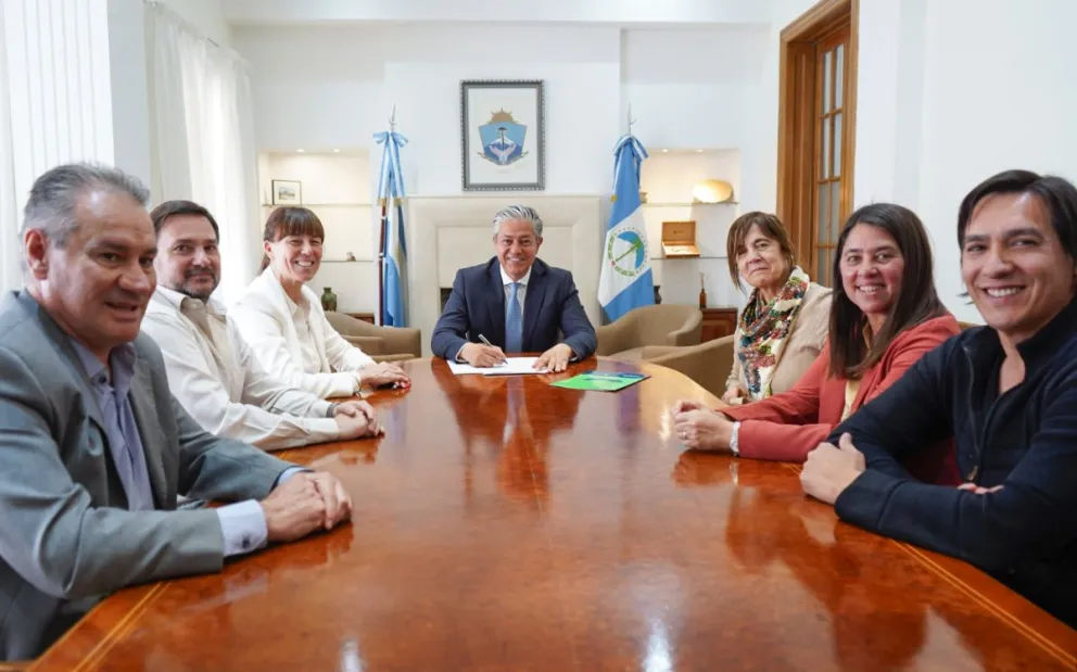 El gobernador Rolando Figueroa encabezó el acto de firma del acuerdo.
