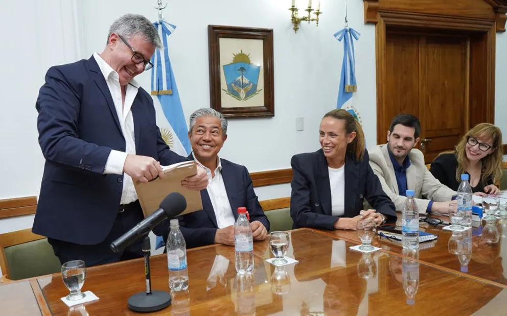 El gobernador Figueroa y el intendente Claudio Larraza subrayaron la importancia de la educación y el compromiso del gobierno para finalizar obras.