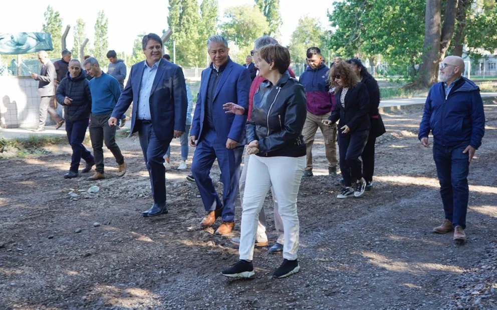 Figuroa y Gaido recorrieron la obra en la calle Obrero Argentino, en la zona este de la ciudad de Neuquén.