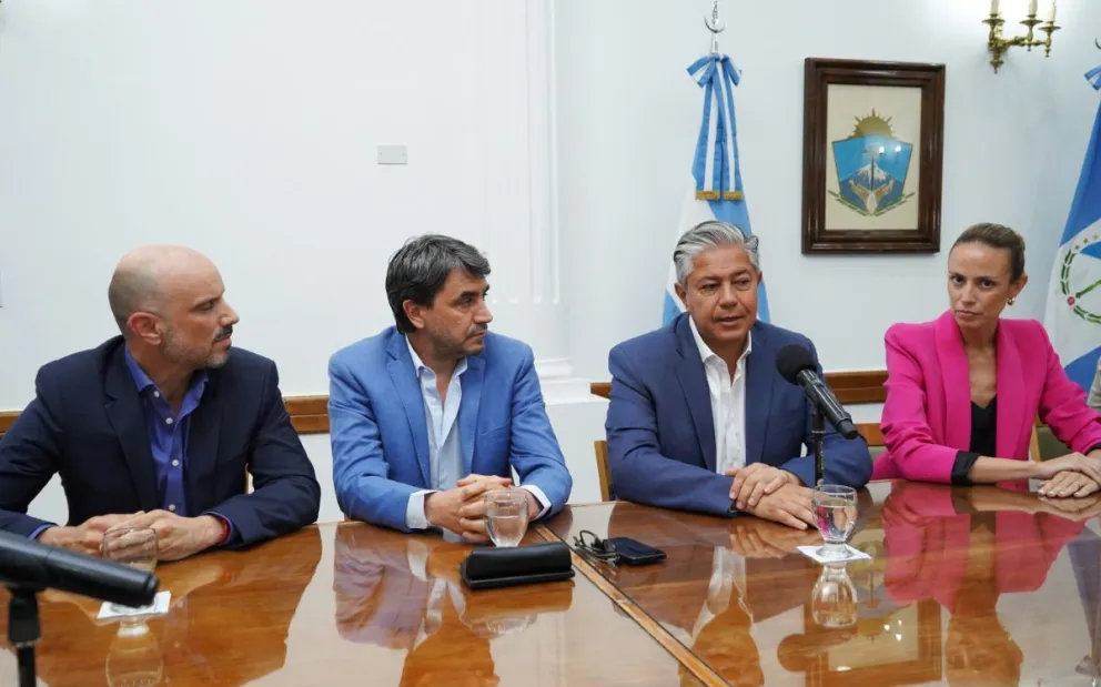 El gobernador Rolando Figueroa encabezó el acto de apertura de ofertas.