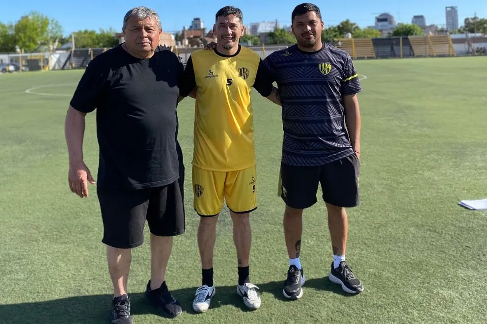 Rubens Sambueza conoció el mundo con el fútbol y volvió a Neuquén para apoyar a sus hijos.