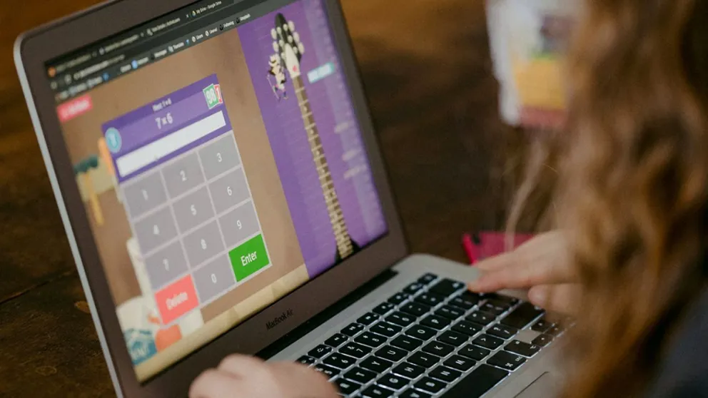 La capacitación busca generar espacios de concientización y prevención de estos delitos que afectan a infancias y adolescencias en entornos digitales.