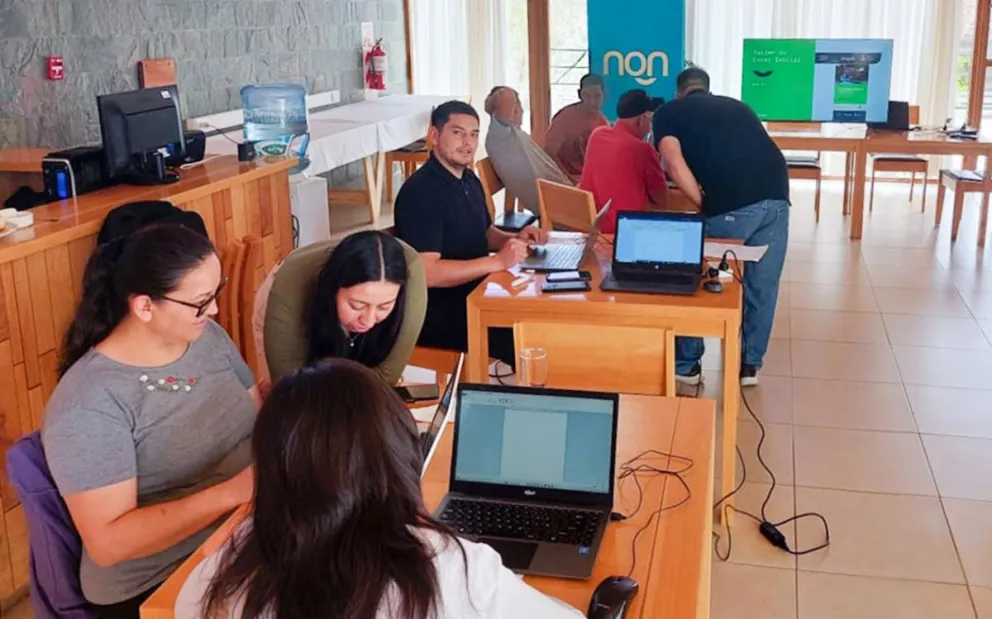 La capacitación permitió mejorar las habilidades digitales de las trabajadoras y trabajadores de la hostería.