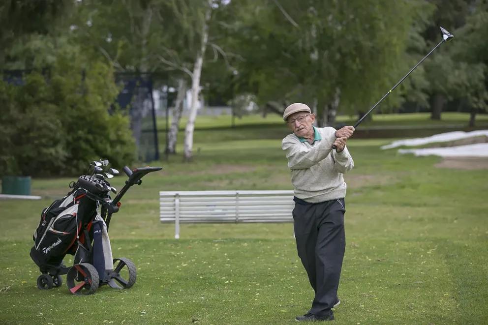 Emilio Martos Pardo entrena y participa en torneos de golf.