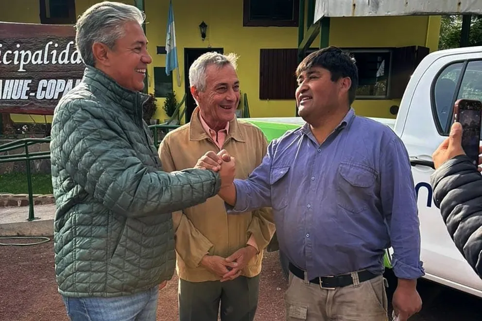 El gobernador Figueroa junto al intendente Mansegosa en Caviahue.