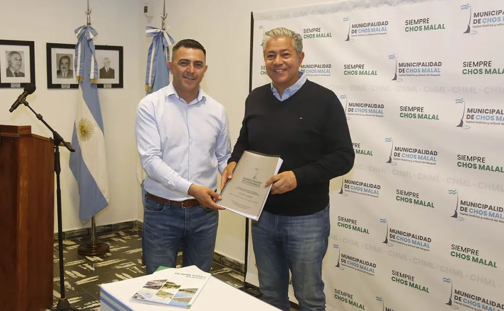El gobernador Figueroa firmó acuerdos para construir espacios cubiertos para prácticas deportivas y comunitarias en la región del Alto Neuquén.