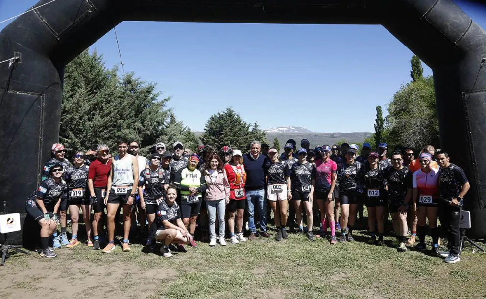El gobernador Rolando Figueroa junto a atletas, minutos antes de la largada del duatlón de Vilu Mallín.