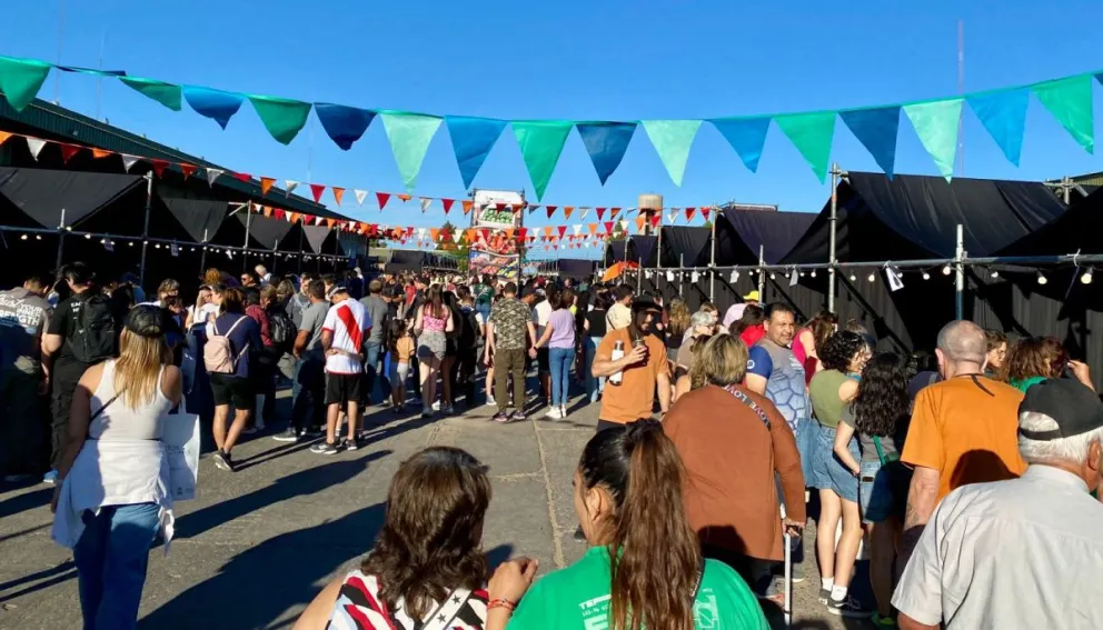 La feria se lleva adelante en el playón, ubicado entre las naves I y II del Mercado Concentrador del Neuquén.