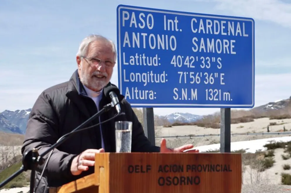 El obispo Fernando Croxatto en el paso internacional Cardenal Samoré.