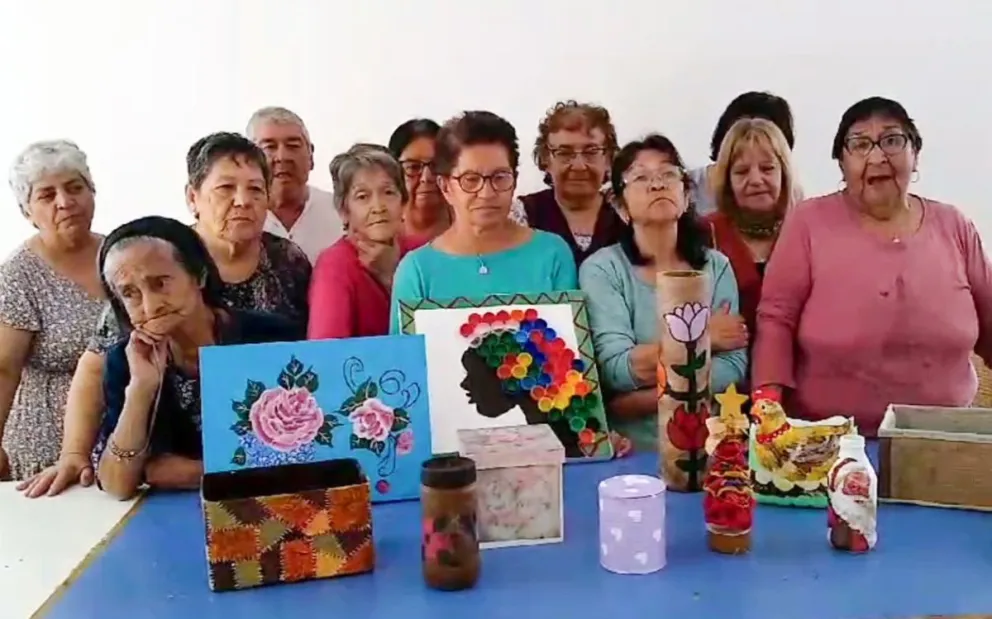 De todo: adultos mayores exponen su producción ante la comunidad en el Paseo de la Costa.