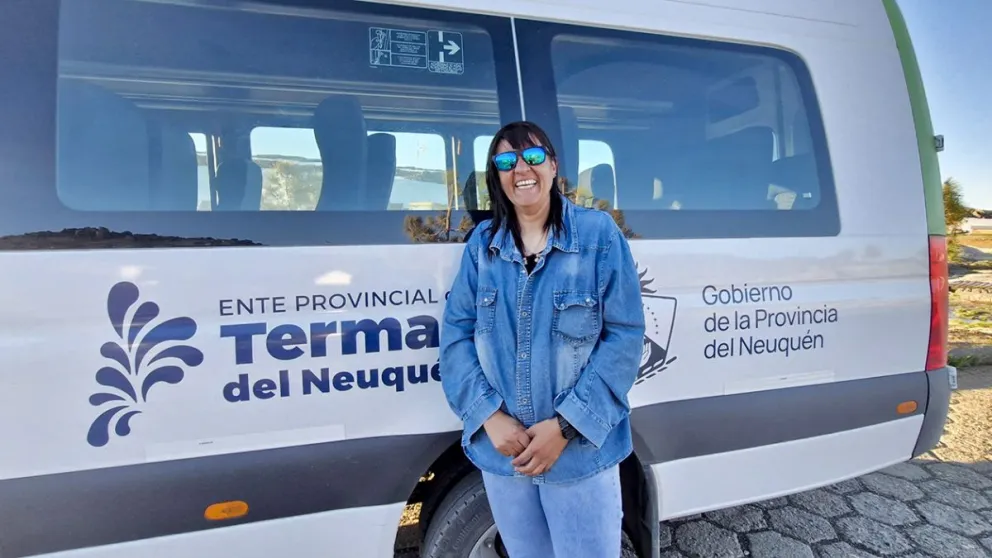 Hebe conduce un minibús con capacidad de 19 plazas.