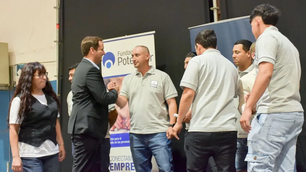 El ministro Castelli en la entrega de certificados.