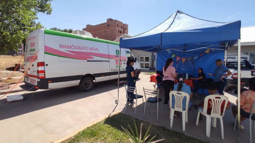 El mamógrafo móvil se encuentra en el predio del hospital de Añelo.