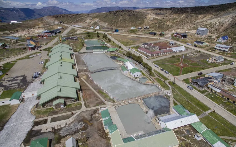 Copahue atrae a turistas de todo el mundo por sus termas.