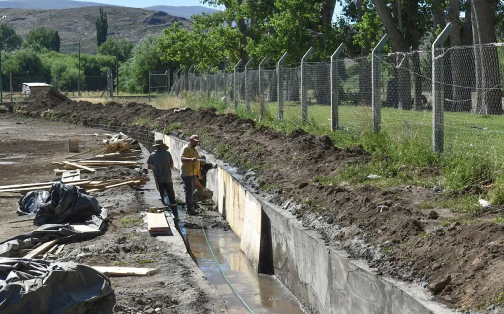 Avanza la construcción del canal pluvioaluvional en El Huecú.