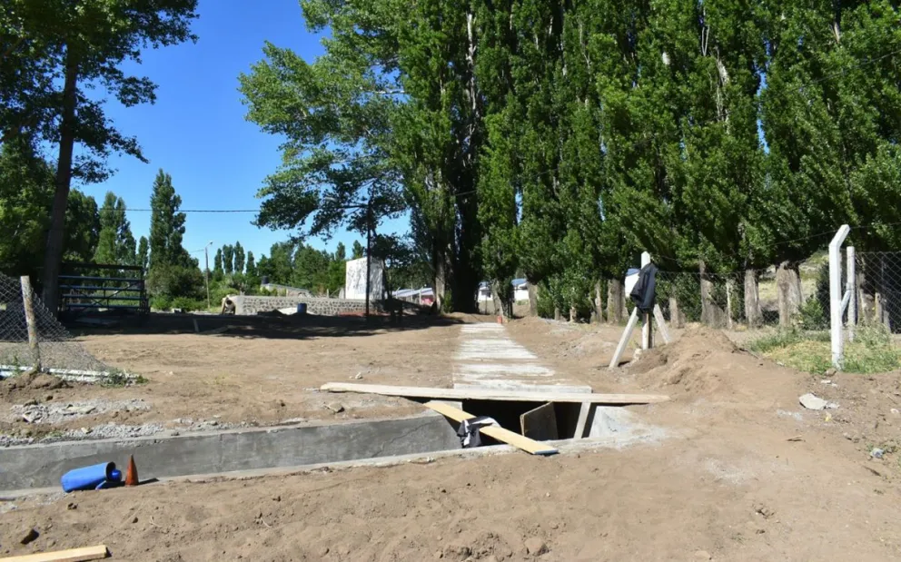 Construyen canal pluvioaluvional para prevenir inundaciones en El Huecú