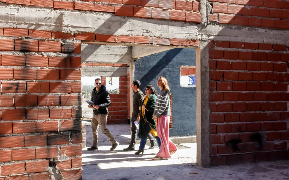 Soledad Martínez y Tanya Bertoldi recorrieron obras educativas.