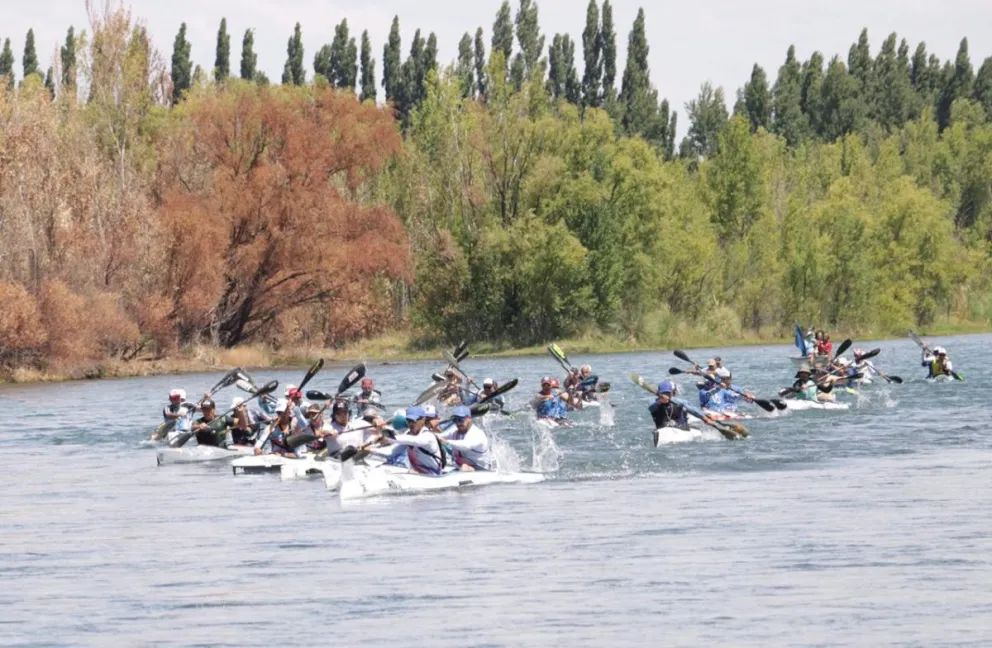 La regata largó desde el balneario de Plottier.