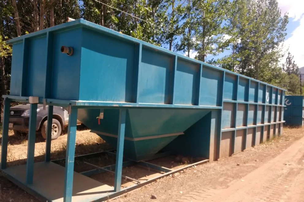 Contin&uacute;a a buen ritmo la instalaci&oacute;n de la planta cloacal en Huinganco 