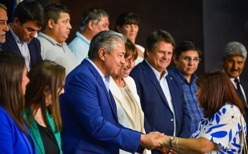 Figueroa entreg&oacute; aportes a 38 clubes por m&aacute;s de 1.700 millones de pesos