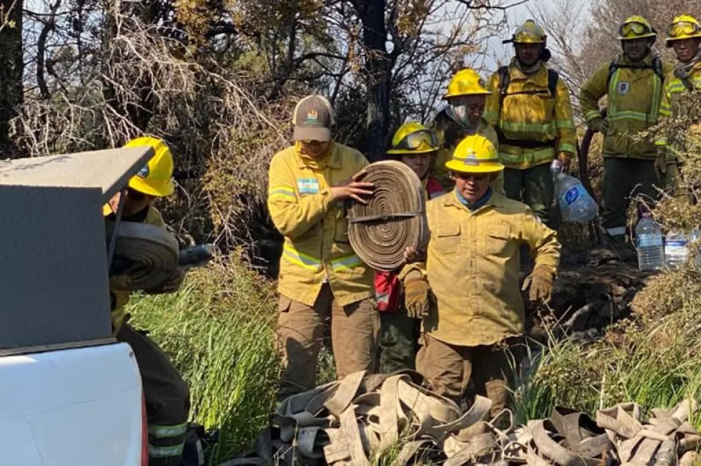 Jóvenes de la zona afectada colaboran en la lucha contra el fuego