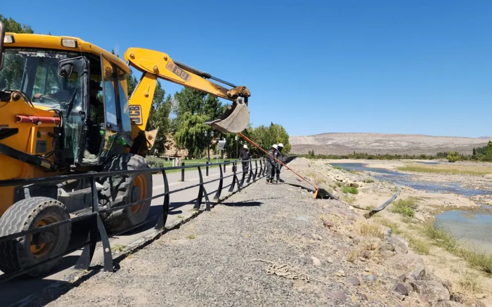 La cañería está instalada sobre la zona de la costanera de la ciudad. 