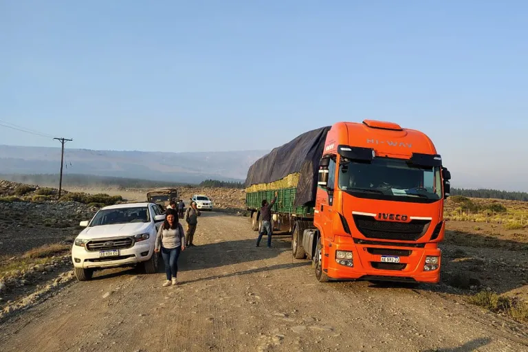 Producción brinda asistencia a los pobladores en las zonas cercanas al fuego