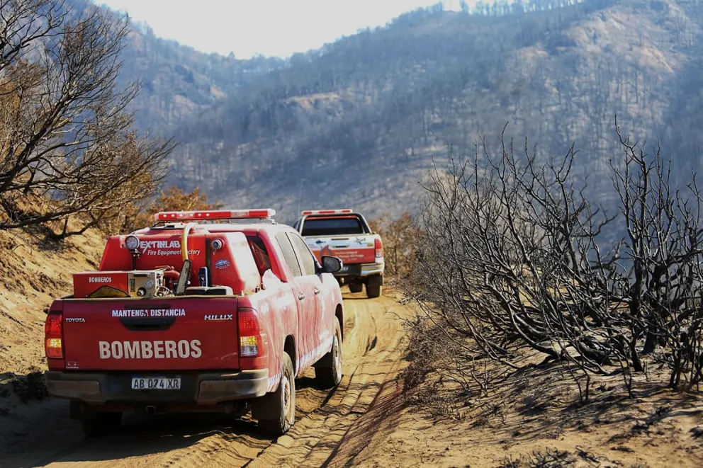 Bomberos de distintas regiones colaboran contra el incendio de Valle Magdalena 