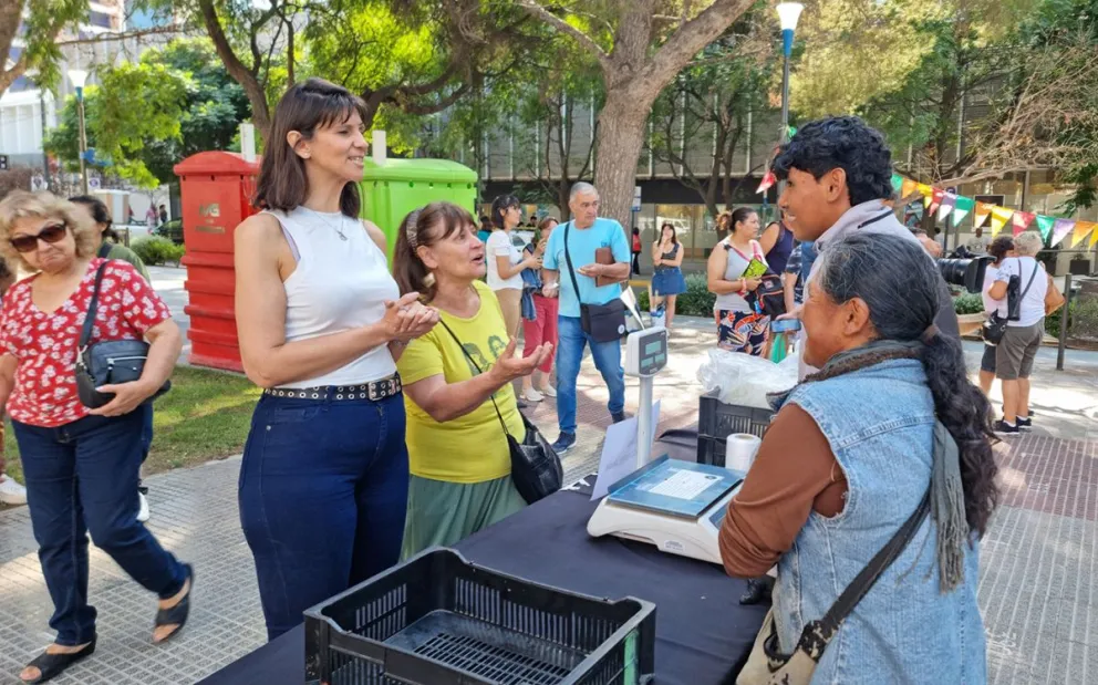 Exitosa feria de productores de fruta fina de Plottier y Senillosa