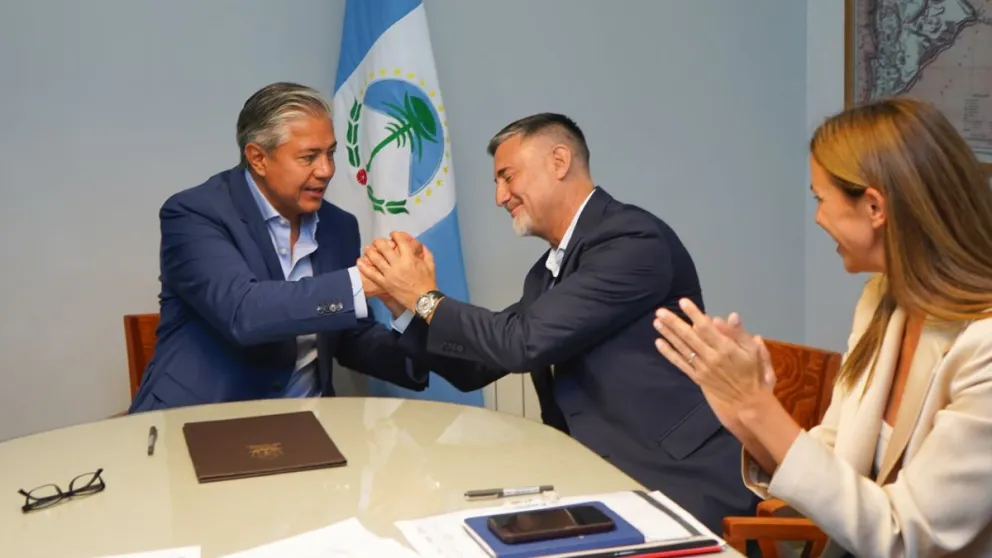 El gobernador junto al intendente de Andacollo y la secretaria de Obras Públicas.