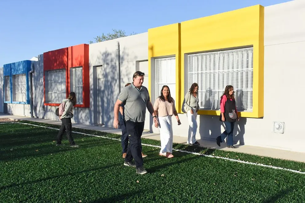 Funcionarios provinciales recorrieron la escuela junto a autoridades del establecimiento.