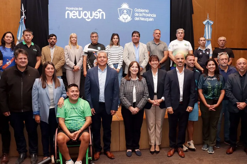 Deportistas, asociaciones y federaciones, en el acto con autoridades provinciales.