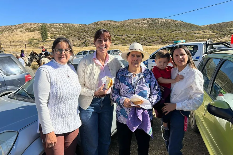 La ministra Julieta Corroza acompañó a la comunidad de Los Guañacos en su primera fiesta popular.